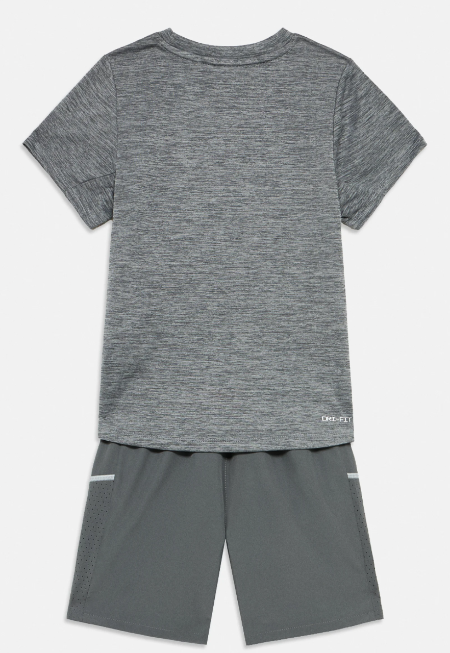 Ensemble été short + t-shirt Nike gris